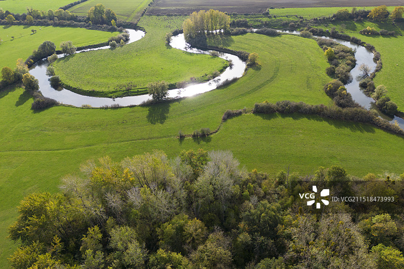法国上法兰西大区桑皮尼东南部的瓦兹河故道蜿蜒图片素材