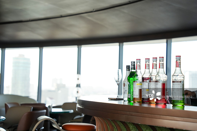 江苏 常熟 龙腾希尔顿酒店 酒吧 白天 吧台 酒水 调酒图片素材