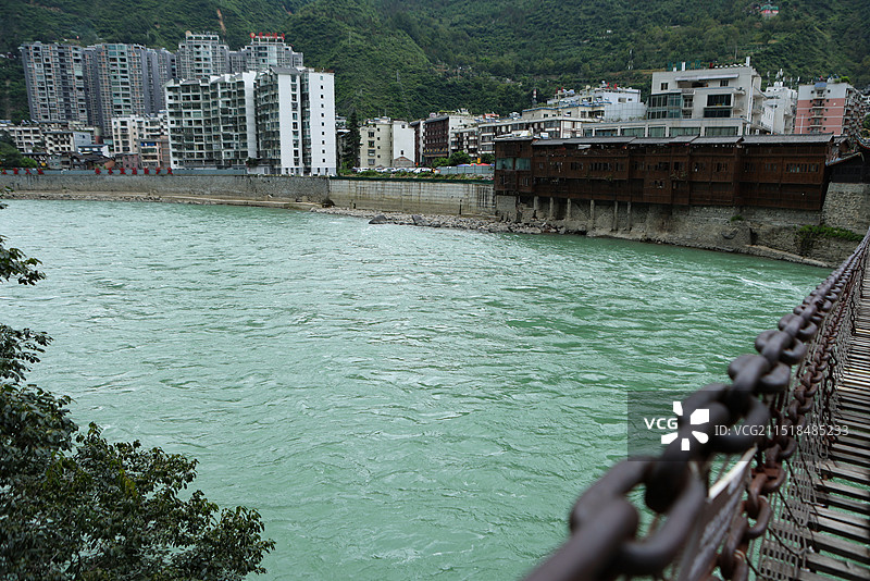 四川甘孜泸定大渡河和泸定桥两岸风光图片素材
