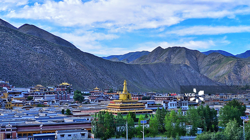 蓝天白云下的拉卜楞寺图片素材