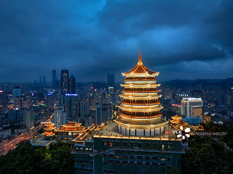 贵阳东山寺与城市夜景图片素材