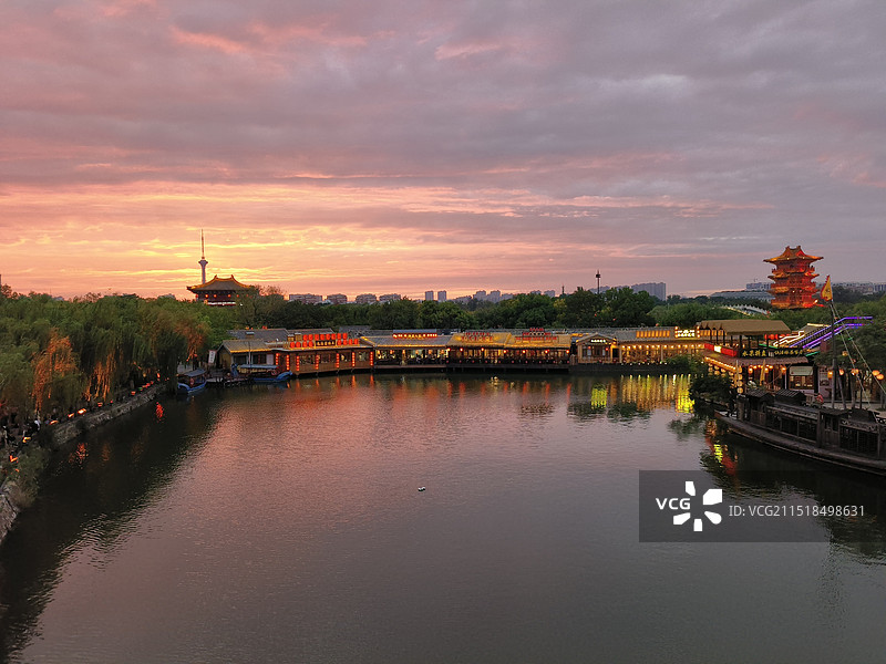 中秋之夜开封清明上河园虹桥上观日落晚霞飞图片素材