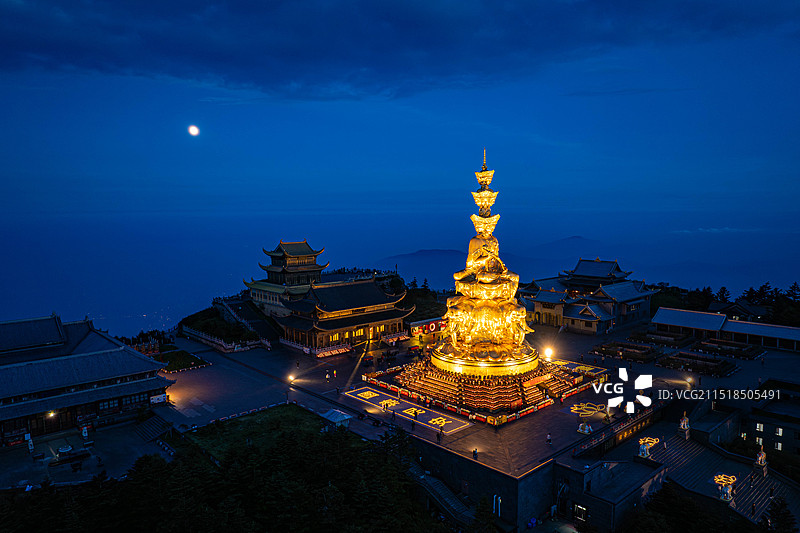 峨眉山2024年中秋-金顶与皓月图片素材