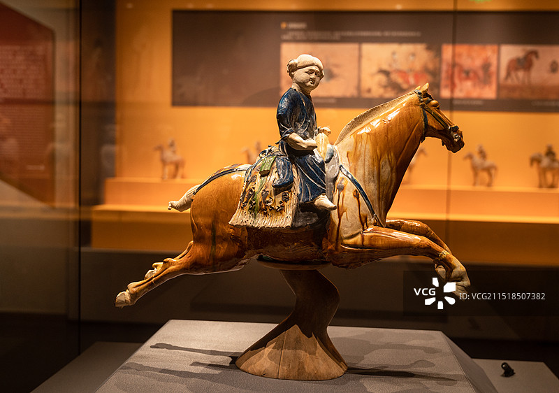 陕西西安博物院镇馆之宝国家一级文物三彩腾空马图片素材