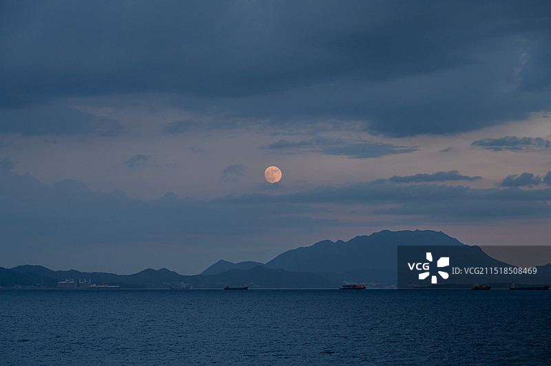 中秋节大梅沙盐田海滨栈道海上月出图片素材