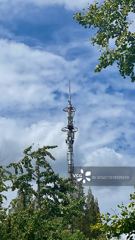 蓝天白云下的无线电塔图片素材