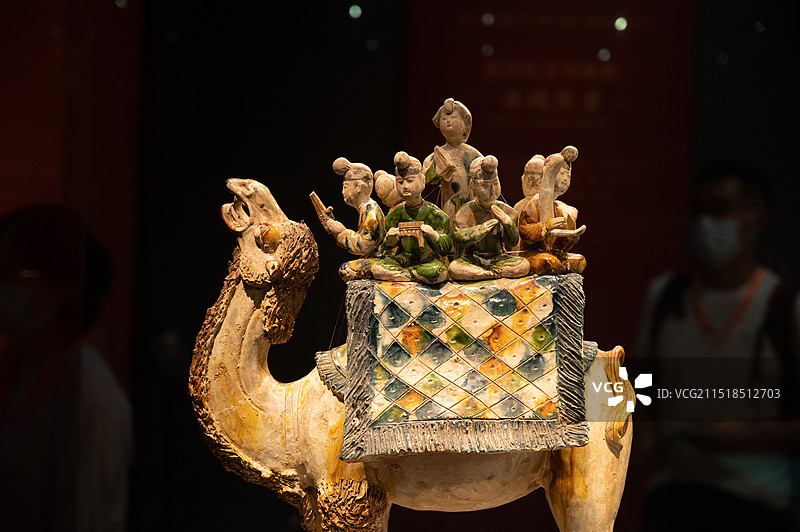 陕西历史博物馆国家一级文物、镇馆之宝唐三彩骆驼载乐俑图片素材