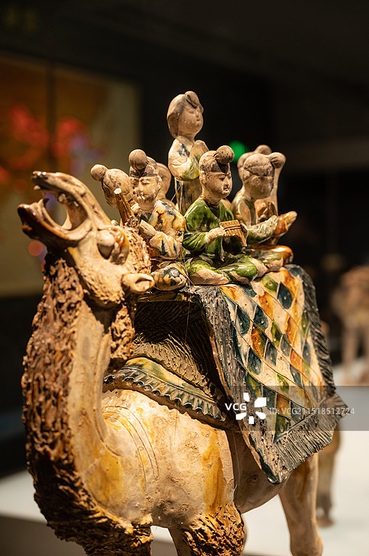 陕西历史博物馆国家一级文物、镇馆之宝唐三彩骆驼载乐俑图片素材