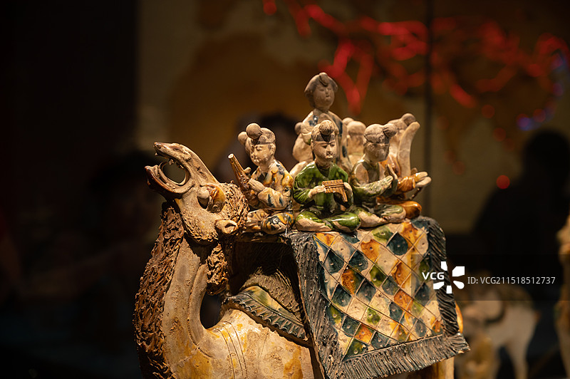 陕西历史博物馆国家一级文物、镇馆之宝唐三彩骆驼载乐俑图片素材