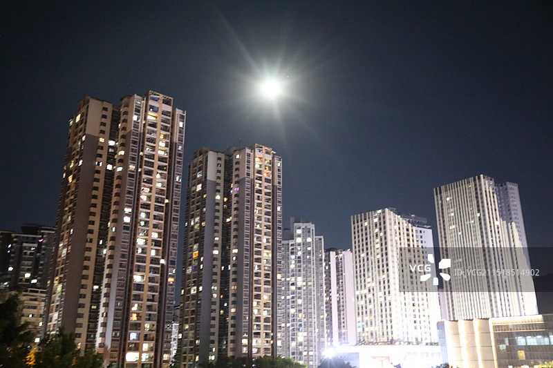 2024年9月17日拍摄的圆月与南京阅江楼相映成趣。     当日是中秋节，人们共赏一轮明月，庆祝传图片素材