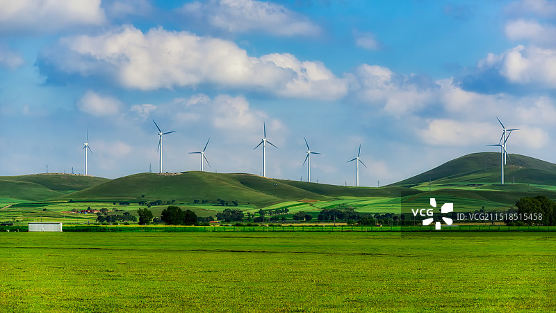 草原及绿色风力发电图片素材