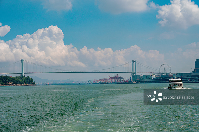 轮渡上远眺厦门海沧大桥图片素材