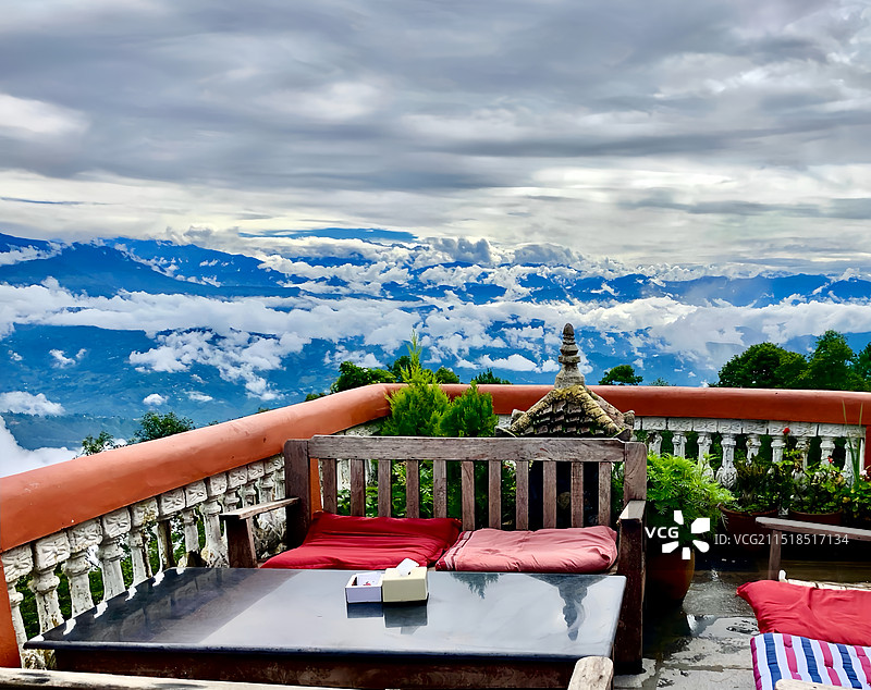 云海高山与餐厅 尼泊尔纳加阔特图片素材