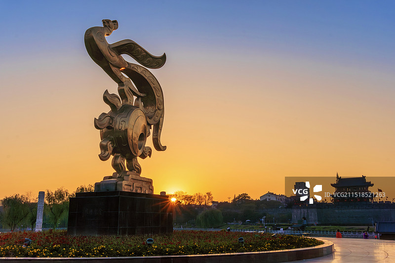 荆州金凤广场的金色日落图片素材
