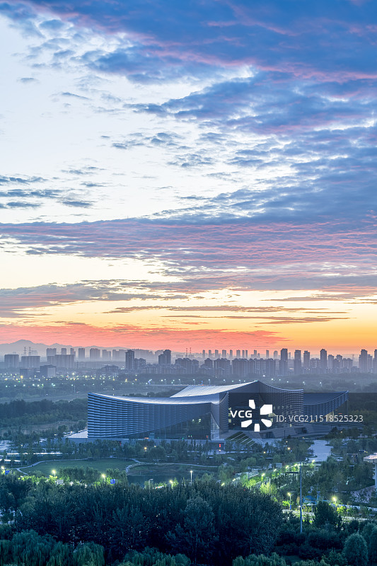 北京城市副中心三大文化建筑之北京艺术中心日出晨雾火烧云图片素材