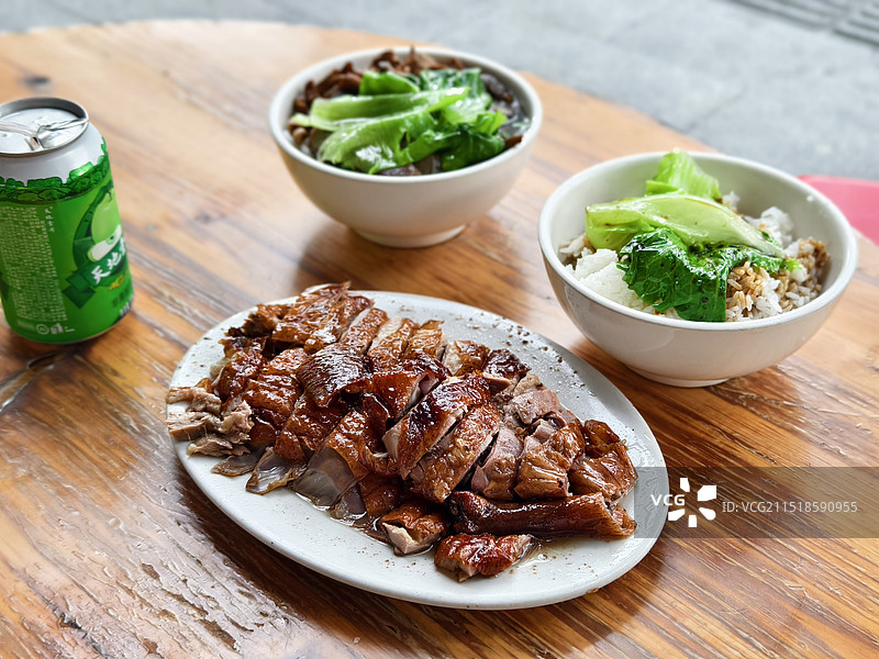 桌上盘子里食物的特写镜头，东莞烧鹅濑粉图片素材