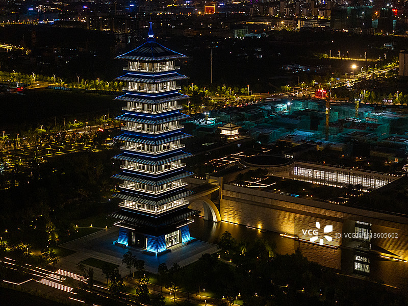 航拍中秋节夜晚明月当空的扬州三湾湿地公园大运塔、中国大运河博物馆夜景图片素材