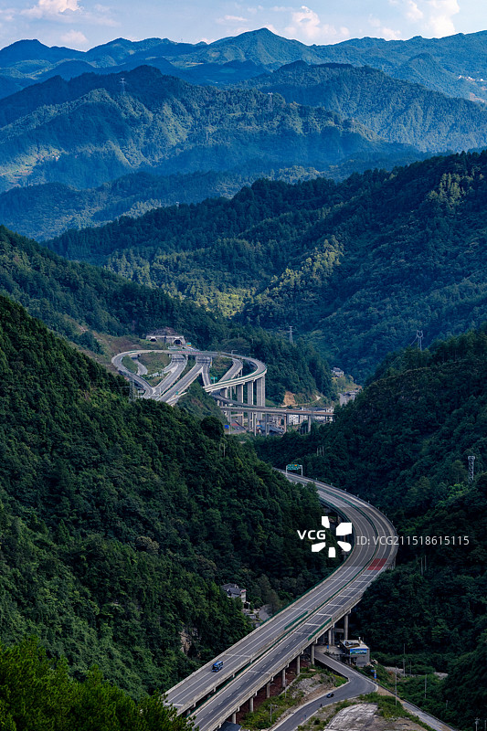 贵州习水穿山而过的高速路图片素材