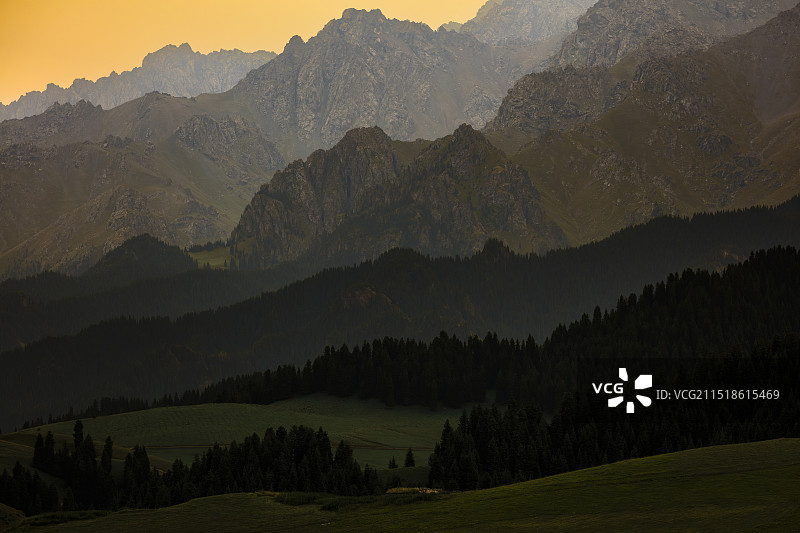 新疆江布拉克天山山麓晨曦层次图片素材