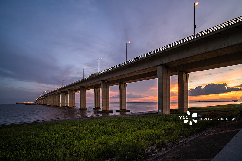 台风来临前的崇启大桥图片素材