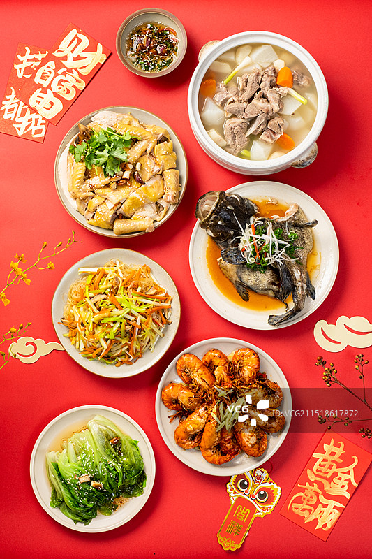 红色背景中一桌丰盛的年夜饭聚餐图片素材