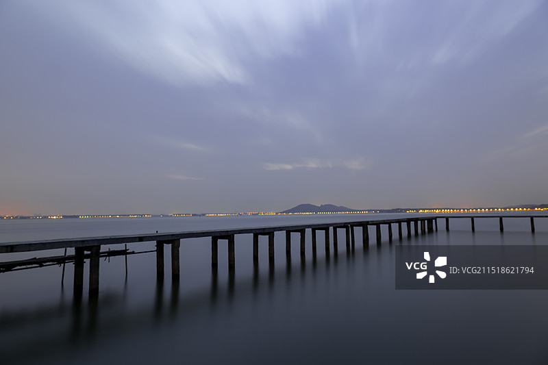 武汉大学东湖凌波门朝霞图片素材