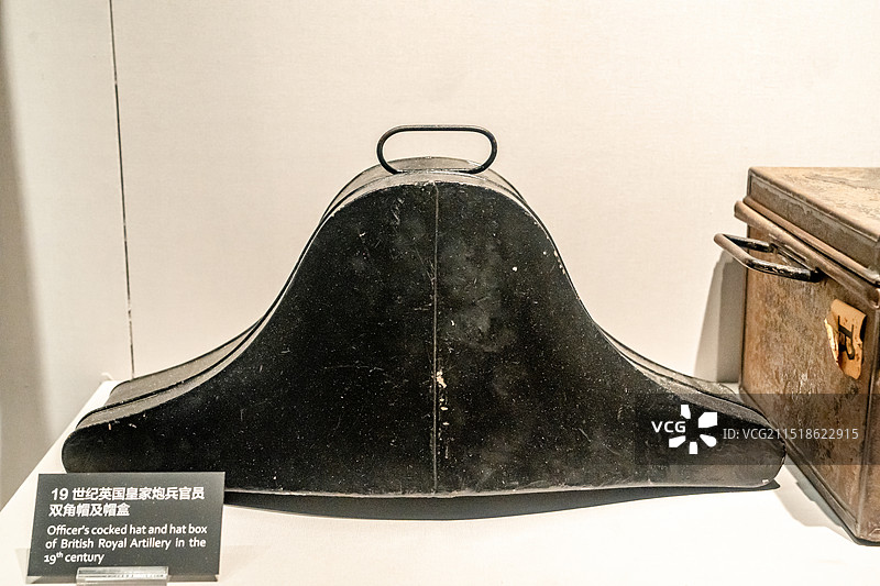 19世纪英国皇家炮兵官员双角帽及帽盒；海战博物馆藏图片素材