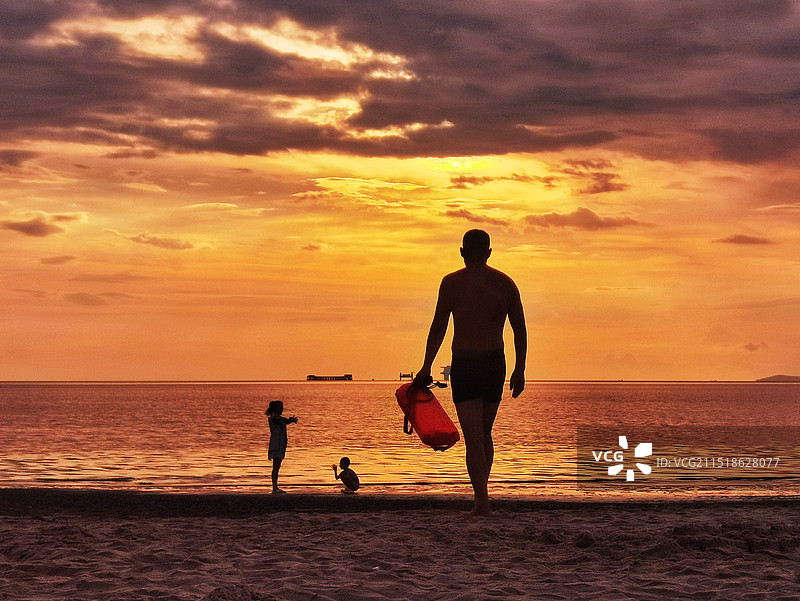 晨泳者图片素材