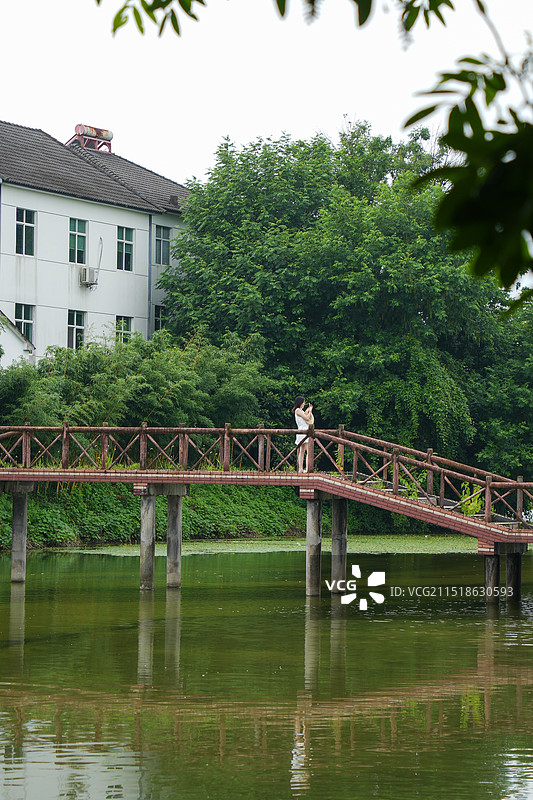 湖州 安吉 尚生阁lake酒店 湖边 栈道 美女 女人 大树 栈桥图片素材