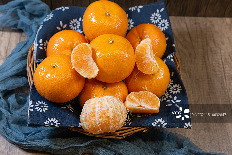 木桌上暗调静物摄影复古木质桌上的黄色桔子果盘图片素材