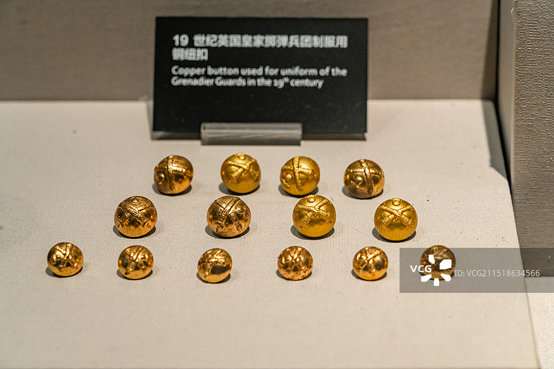 19世纪英国皇家掷弹兵团制服用铜纽扣；海战博物馆藏图片素材