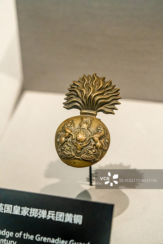 19世纪英国皇家掷弹兵团黄铜徽章；海战博物馆藏图片素材