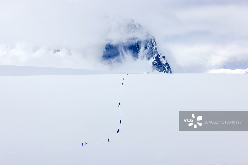 雪山上的人图片素材