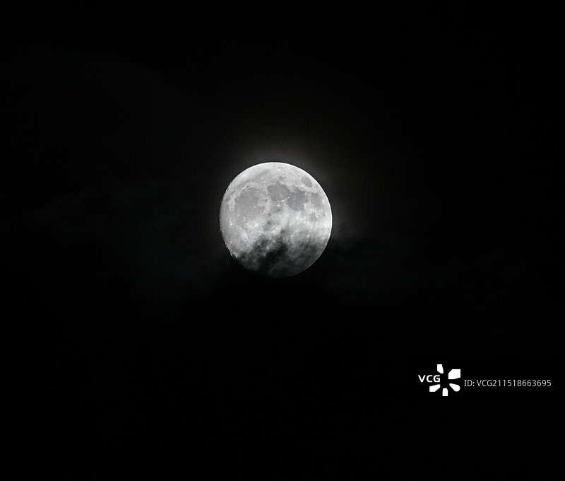 乌云蔽月图片素材