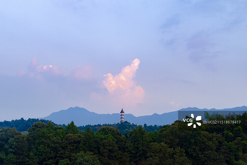 晨曦时苍峦叠翠中的石塔图片素材