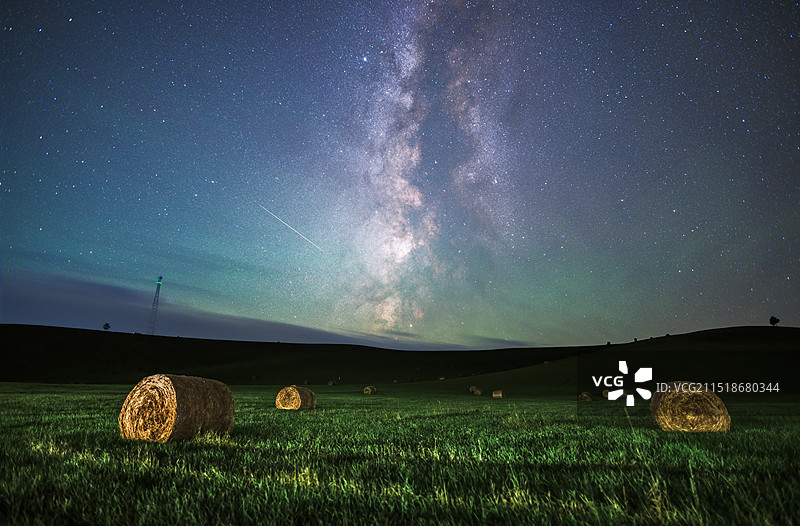 内蒙古呼伦贝尔草原星空与草卷图片素材