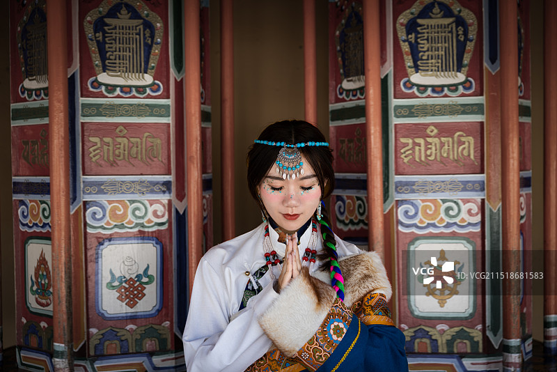 穿传统服装的女孩图片素材