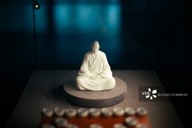 乘着“飞毯”的僧人 德化瓷 白瓷图片素材