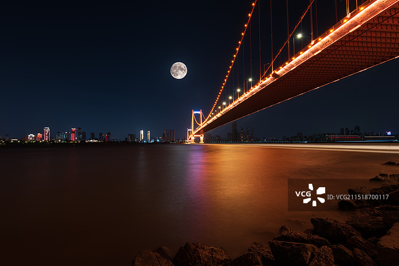 中秋节满月照在鹦鹉洲长江大桥上图片素材