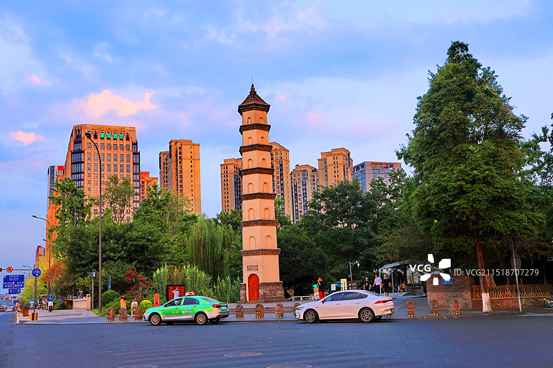 天府成都“铁像寺水街”的洄澜塔图片素材