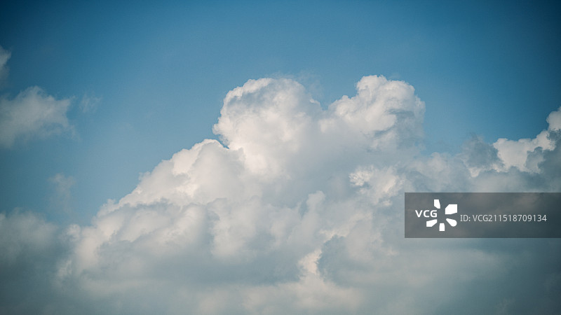 台风来临前的南京板桥区域风光，蓝天白云，很是唯美图片素材