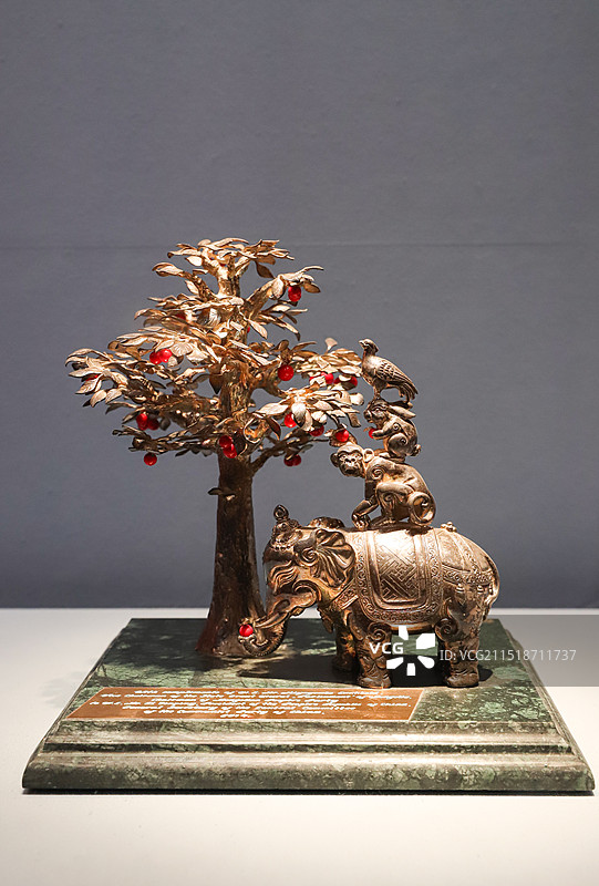 2014年8月蒙古国人民党主席恩赫包勒德赠予中国的“和睦四瑞”银雕（国家礼品管理中心馆藏）图片素材