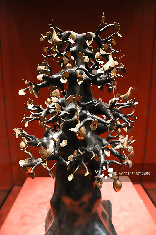 2018年8月布基纳法索总统罗克·卡博雷赠予中国的猴面包树铜雕图片素材