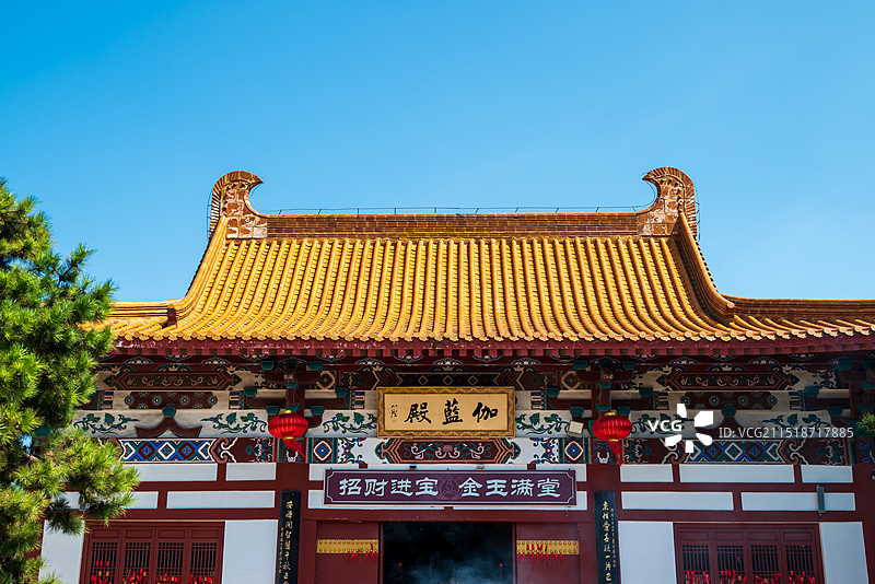 江苏徐州宝莲寺伽蓝殿，香火祈福图片素材