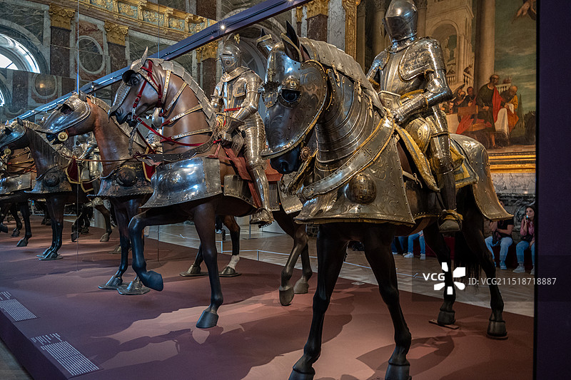 凡尔赛宫内的骑士铠甲图片素材