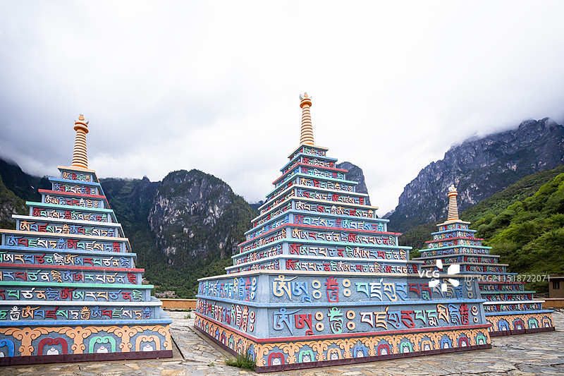 云南迪庆香格里拉巴拉格宗巴拉村的藏传佛塔图片素材