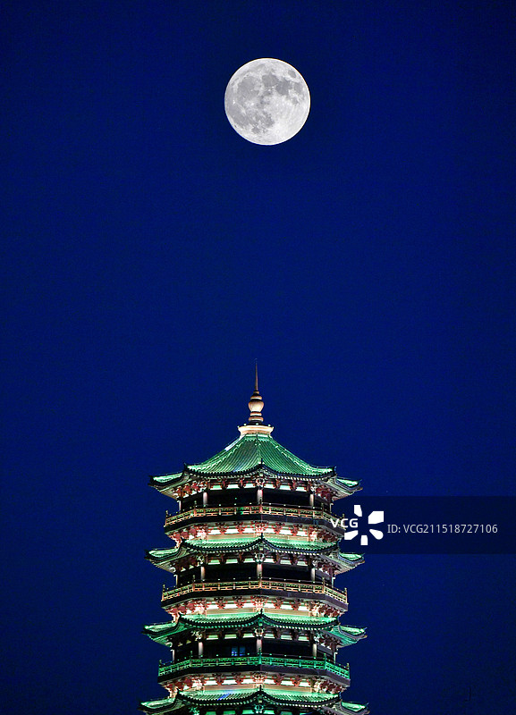 襄阳岘山亭上的中秋月图片素材