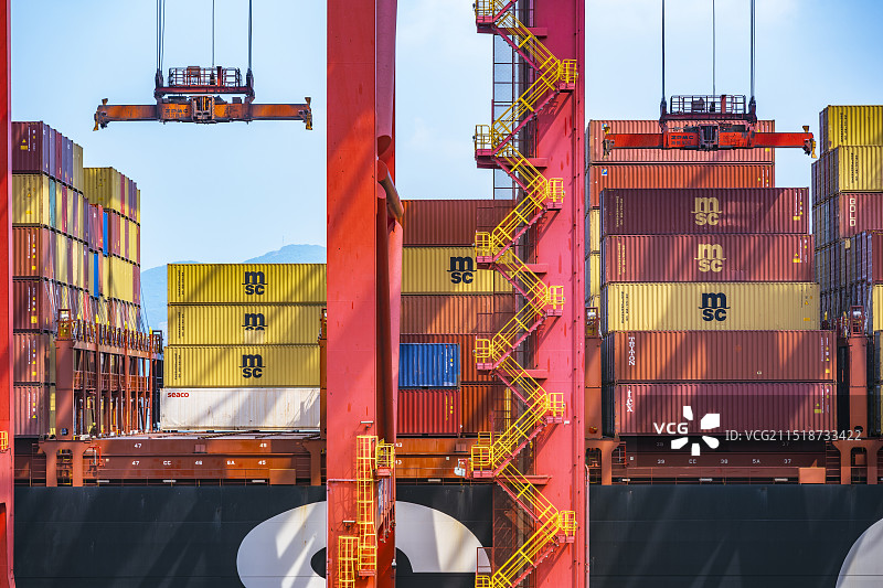 繁忙的商用码头起重机装卸货船特写 宁波北仑港四期穿山港图片素材