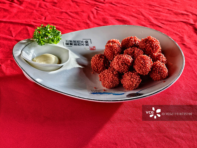 盘子里的虾球特写镜头图片素材