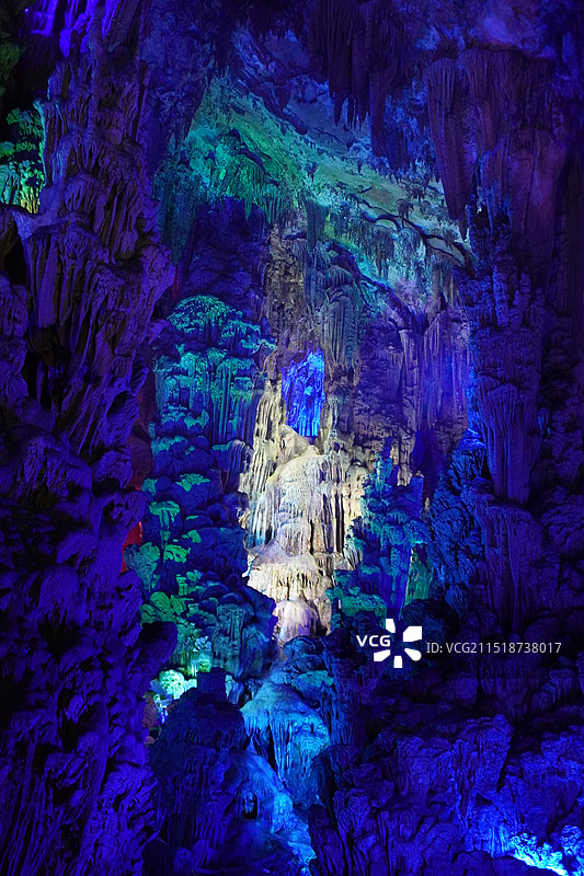 桂林芦笛岩国宾洞喀斯特地貌地下景观图片素材
